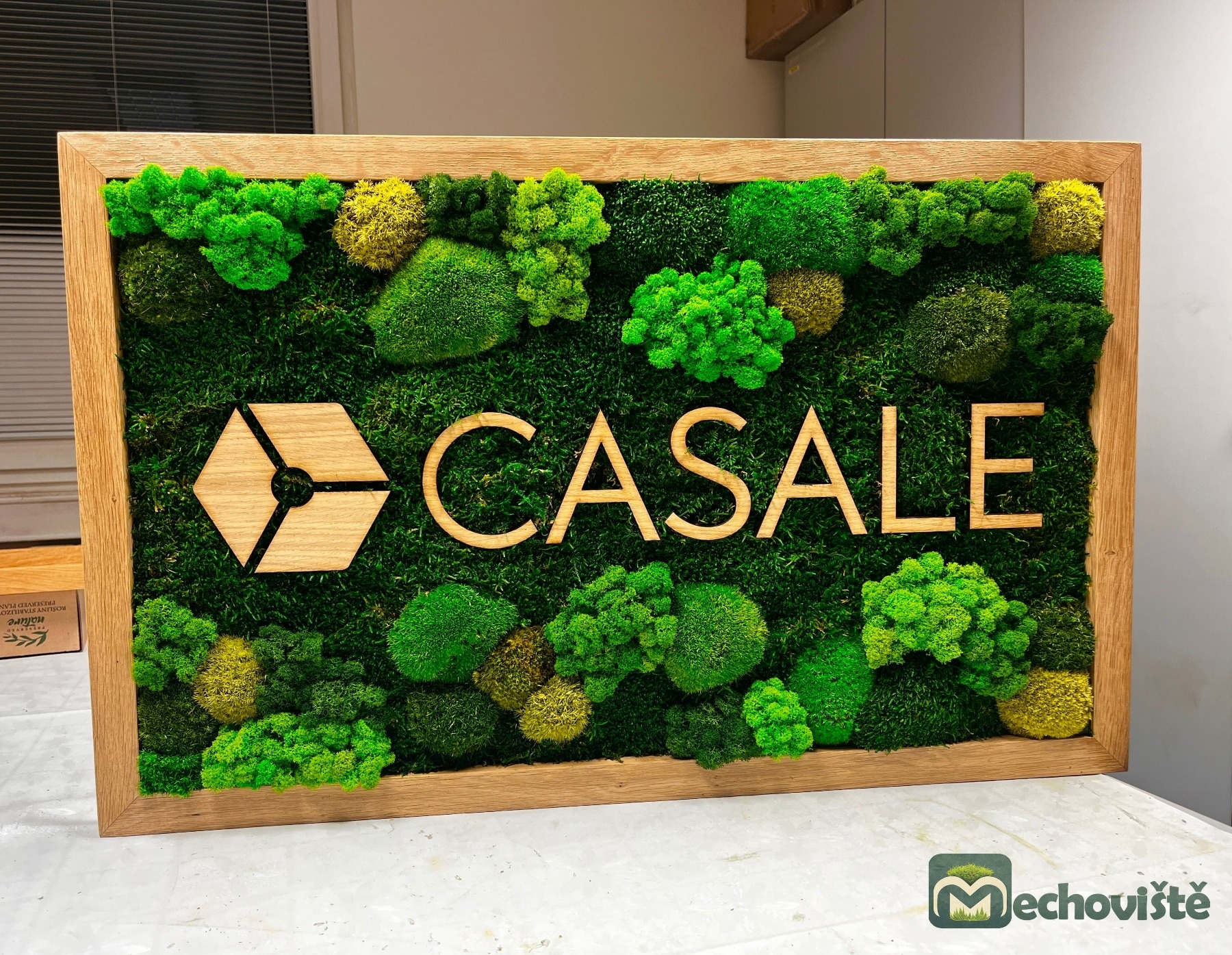 Menší DUBOVÉ MECHOVÉ LOGO 80x50 cm